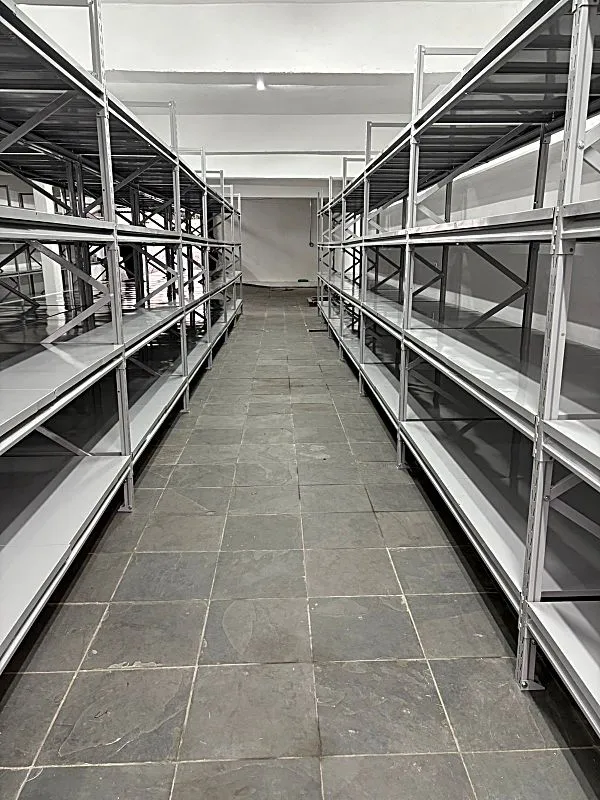 Gôndolas de aço em São Paulo