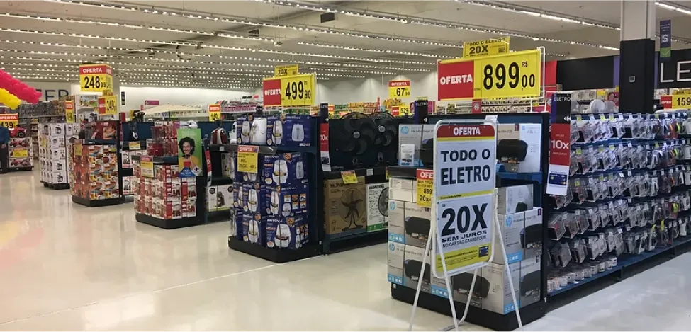 Gondolas e prateleiras com diversos produtos Gondolas e prateleiras com diversos produtos